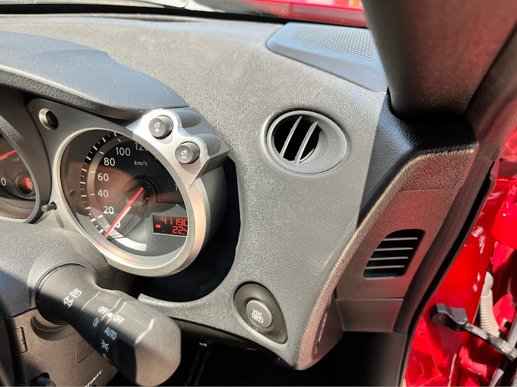 フェアレディZの車検に向けて・z34・フェアレディZ・ダッシュボード交換・ダッシュボードの劣化に関するカスタム事例の投稿画像2枚目