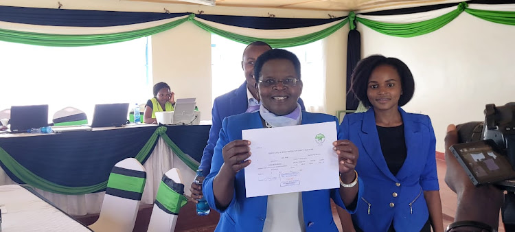 Empowerment Liberation Party of Kenya leader Rose Mulwa displays IEBC clerance certificate to contest for Machakos gubernatorial seat at Machakos TTC on Sunday, June 5.