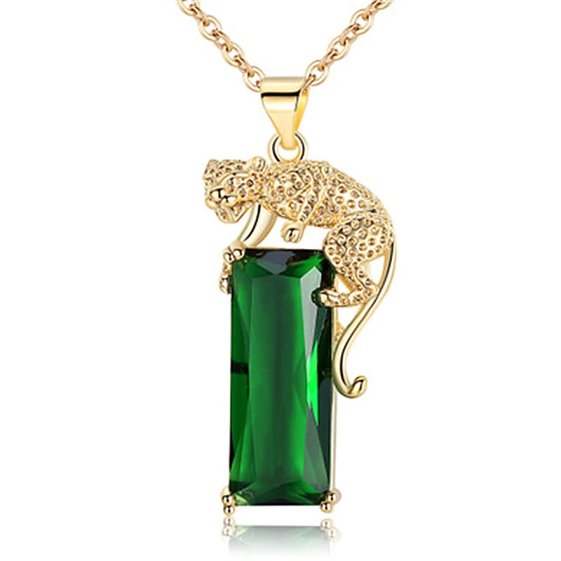 Collier Léopard Volant Fashion Gold avec émeraude incrustée, un pendentif unique pour femme, symbole de luxe et d'élégance pour toutes occasions.