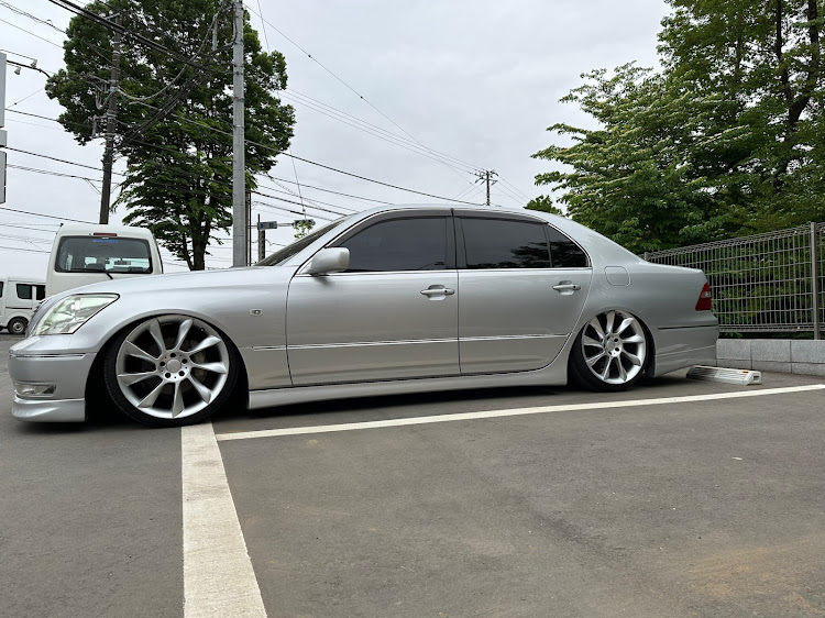 セルシオの愛車の横顔・ドライブ・洗車・車高調整に関するカスタム事例の投稿画像1枚目