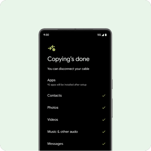 L'écran d'un téléphone Android neuf affichant le message "Transfert des données" au-dessus d'une liste d'éléments : contacts, photos, vidéos, événements d'agenda, messages, conversations WhatsApp et fichiers audio.