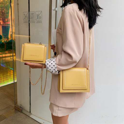 Title 4, Getextureerde western crossbody tas met ketting...