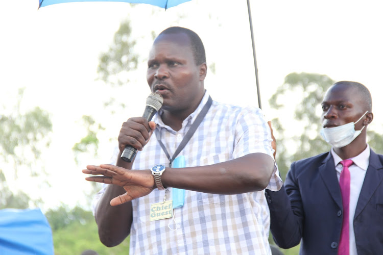 Former Homa Bay Trade executive Carilus Ademba speaks at Nyiwir bridge in Kasipul constituency on October 29,2020