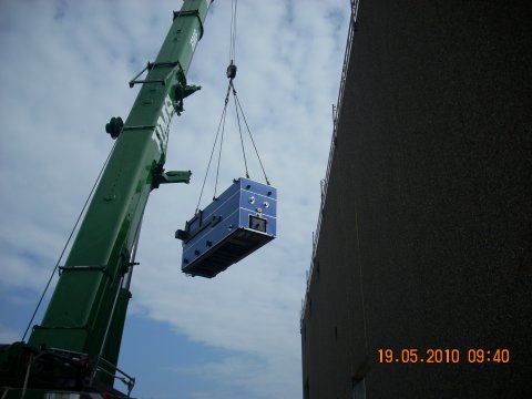 Fyret fra Justsen, der har en vægt på mere end 25 ton, løftes op over de rejste vægelementer.