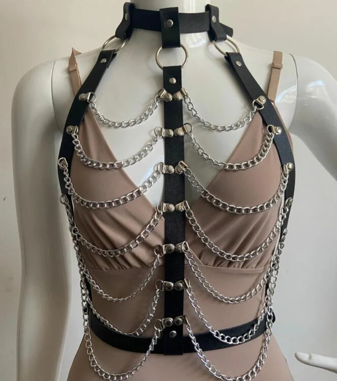 Collana con colletto esagerato, catena per petto e vita. Valorizza décolleté e vita. L'accessorio perfetto per look audaci ed eleganti.