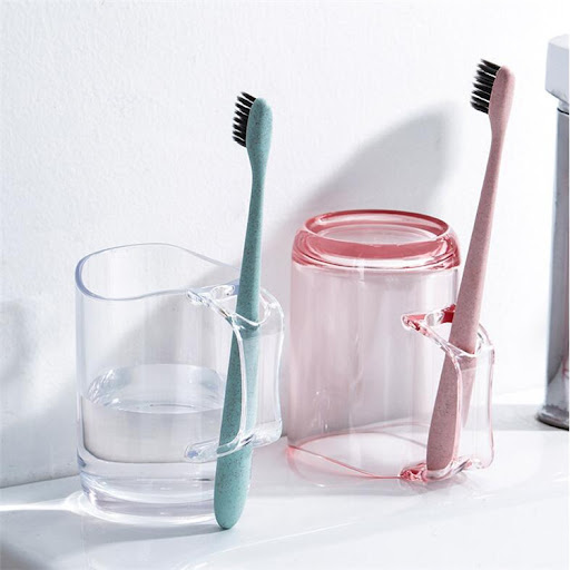 Title 3, Transparent plastic toilet cup with a creative ...