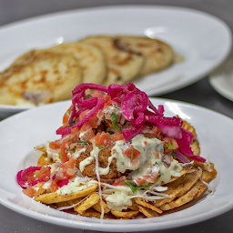 Pollo Frito (Pollo Chuco) con Tajadas