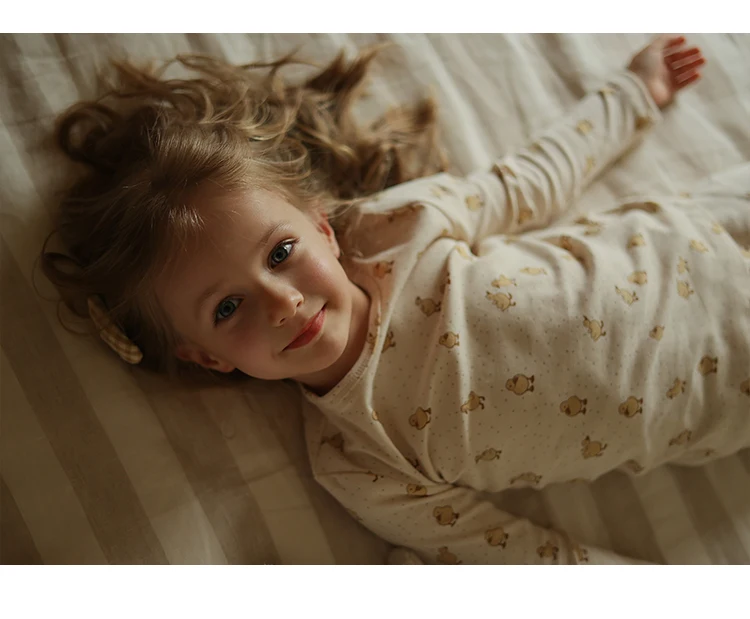 Tweedelige set voor babykamers. Creëer een gezellige en veilige omgeving voor uw baby. Perfect voor slapen, spelen en ontspannen.