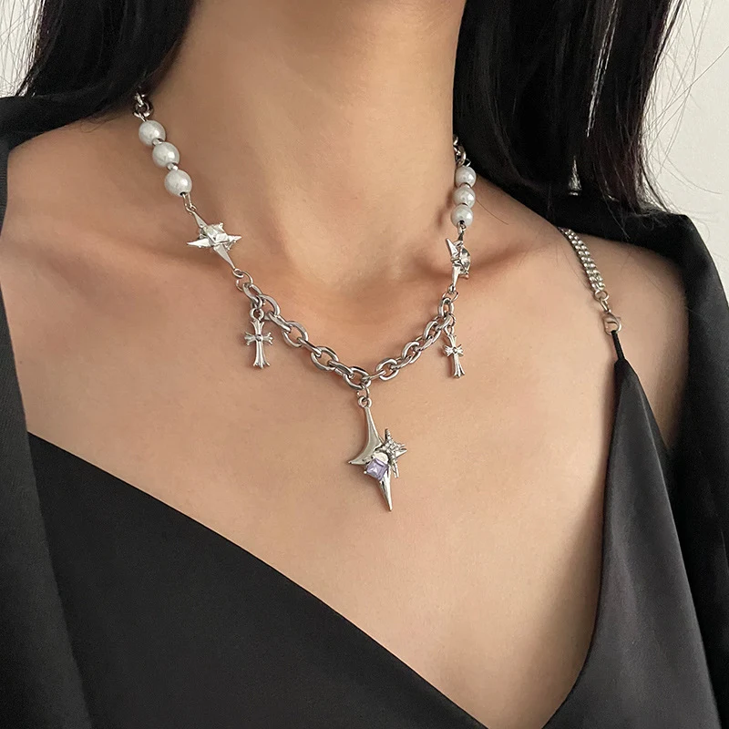 Collier femme violet diamant, asterisme, couture et perles réfléchissantes. Un bijou unique pour un éclat exceptionnel.