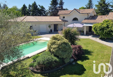 Maison avec piscine et terrasse 1