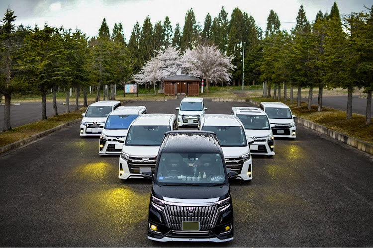 ノアの青森県ユーザー・RAYS HOMURA 2×7plus・レグノGR-XII・イエローフォグ愛好会に関するカスタム事例の投稿画像5枚目