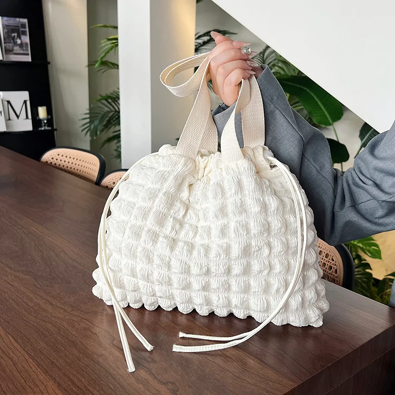 Sac coréen nuage plissé en coton duvet avec chaîne à bulles. Le sac parfait, doux et stylé pour un look tendance et confortable.