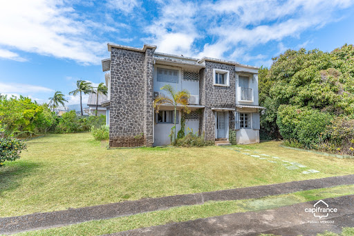 Luxury house for sale in Saint-Denis (97400) - House with garden and lush vegetation