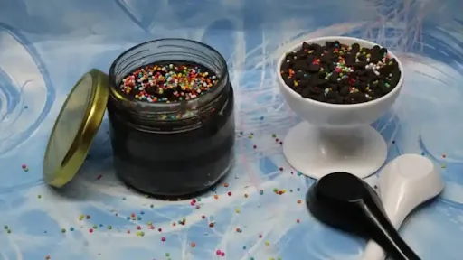 Chocolate Vanilla Cake In Jar 1 Piece