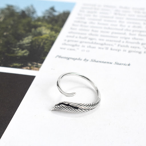 Title 4, Vintage bladring voor dames. Een elegant sieraa...