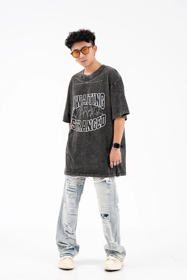 Camiseta holgada con diseño de cadena suelta lavada y desgastada para un look casual y cómodo. Perfecta para un estilo relajado y a la moda.