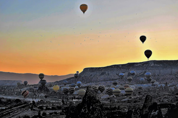 nel buio  le mongolfiere si alzano in volo di luciano55