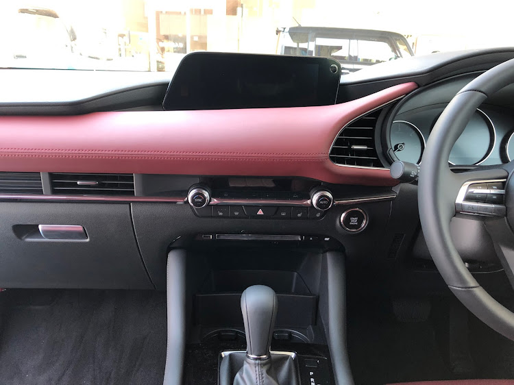 デミオのMazda3・美しく走る・カッコイイ・FASTBACK・ディーゼルに関するカスタム事例の投稿画像8枚目