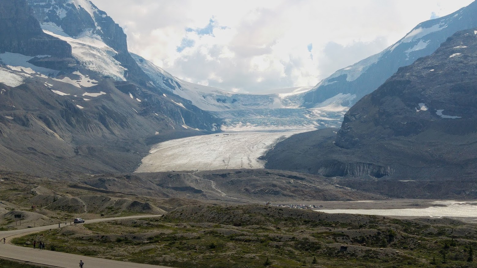 Uitzicht op Athabasca gletsjer. Van Banff over Icefields Parkway naar Sunwapta Falls