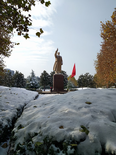 郑州紫荆山毛主席塑像 