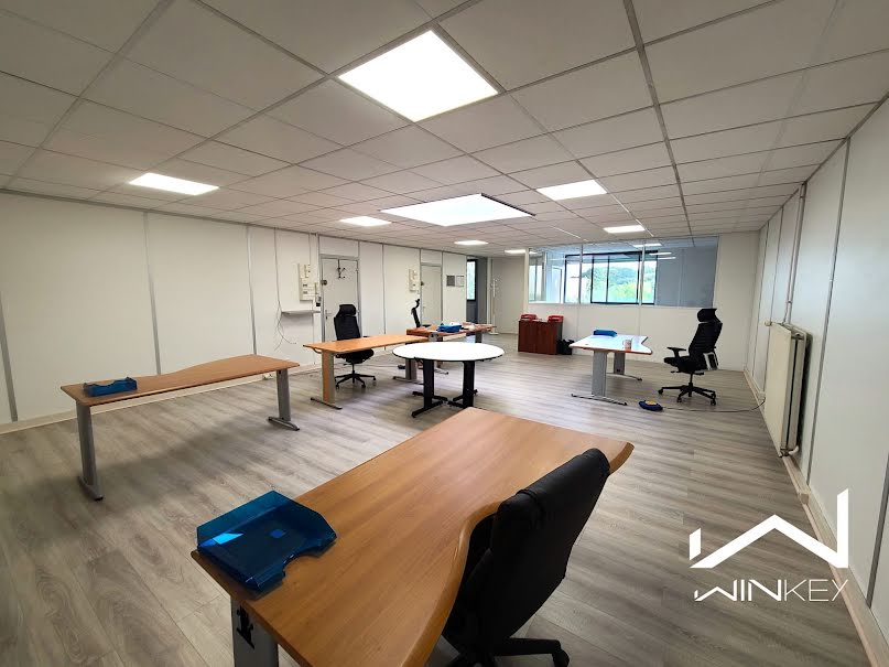 Location  locaux professionnels 2 pièces 75 m² à Ecquevilly (78920), 813 €