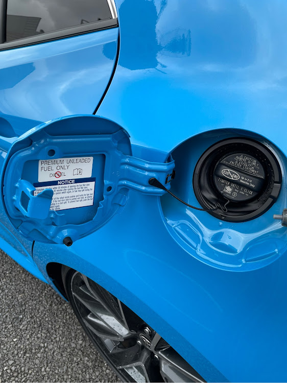 カローラスポーツのカローラハッチバック・#USDM・雨だけど・洗車・オイル交換に関するカスタム事例の投稿画像3枚目