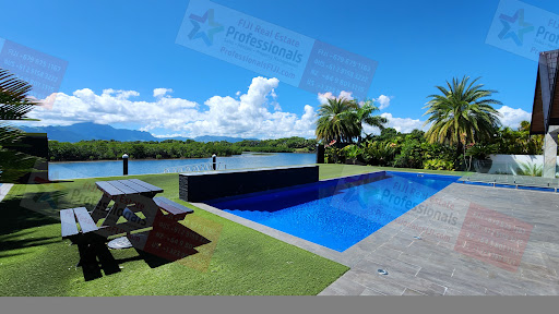 House with pool 2