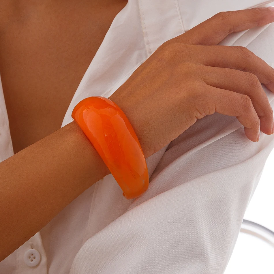 Bracelet de mode texturé incurvé multicolore irrégulier, un accessoire tendance, confortable et unique pour sublimer votre poignet