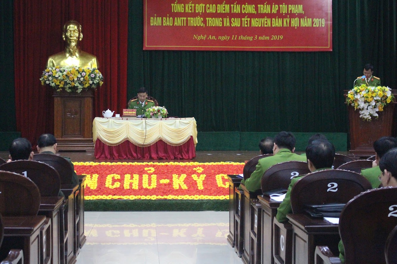 Đồng chí Đại tá Nguyễn Mạnh Hùng, Phó Giám đốc Công an tỉnh điều hành thảo luận