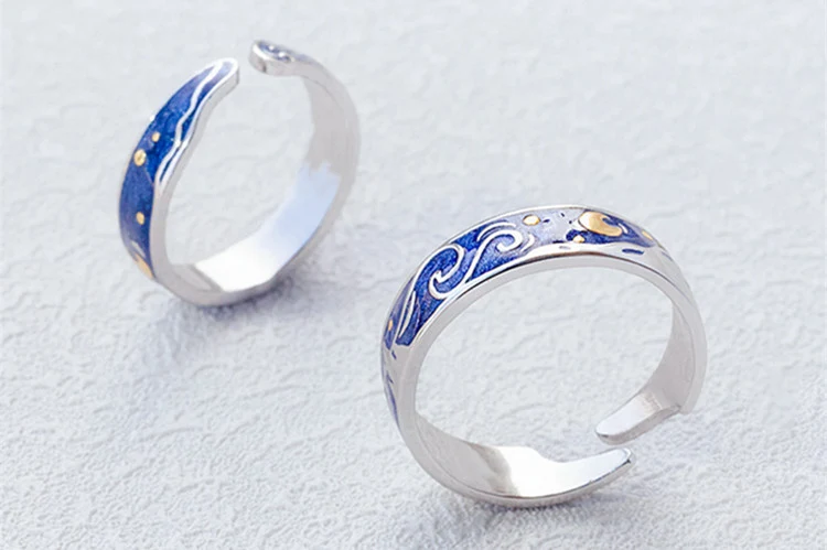 Bague de couple bleu mer élégante avec motif ciel étoilé, un symbole d'amour éternel et de lien unique, pour couples chéris.