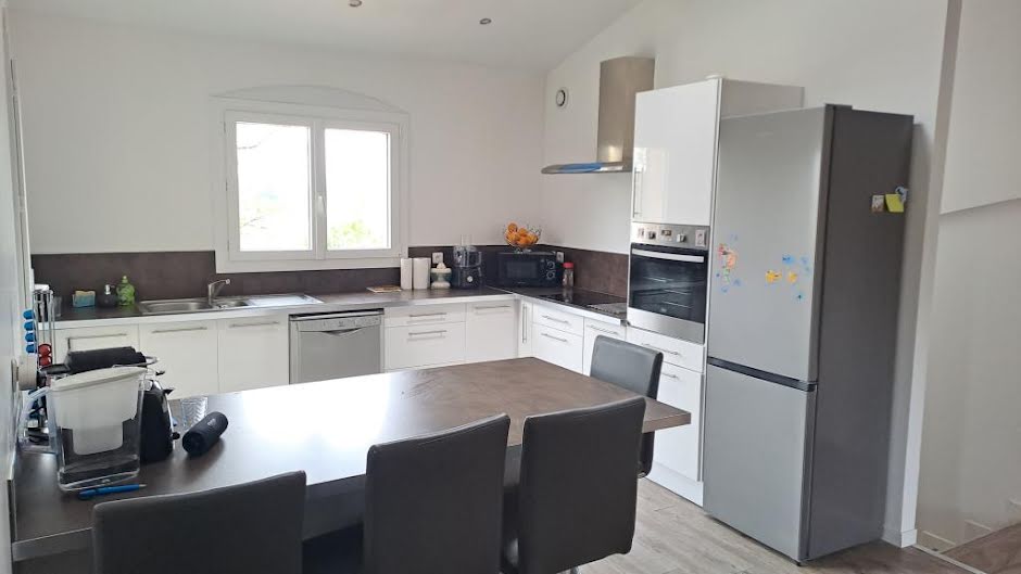 Location  appartement 4 pièces 80 m² à Rochefort-du-Gard (30650), 915 €