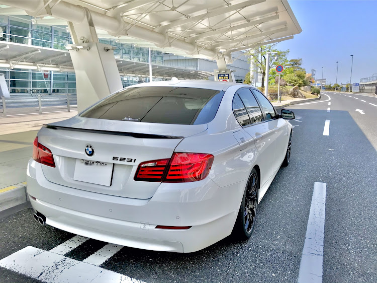 5シリーズ セダンのBMW・5シリーズ・名古屋ナンバーの白のX4要注意・東名高速道路に関するカスタム事例の投稿画像1枚目