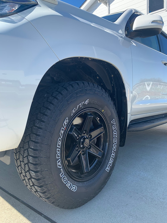 ランドクルーザープラドのジオランダーA/T4・ジオランダーAT4・G018・275/70R17に関するカスタム事例の投稿画像2枚目