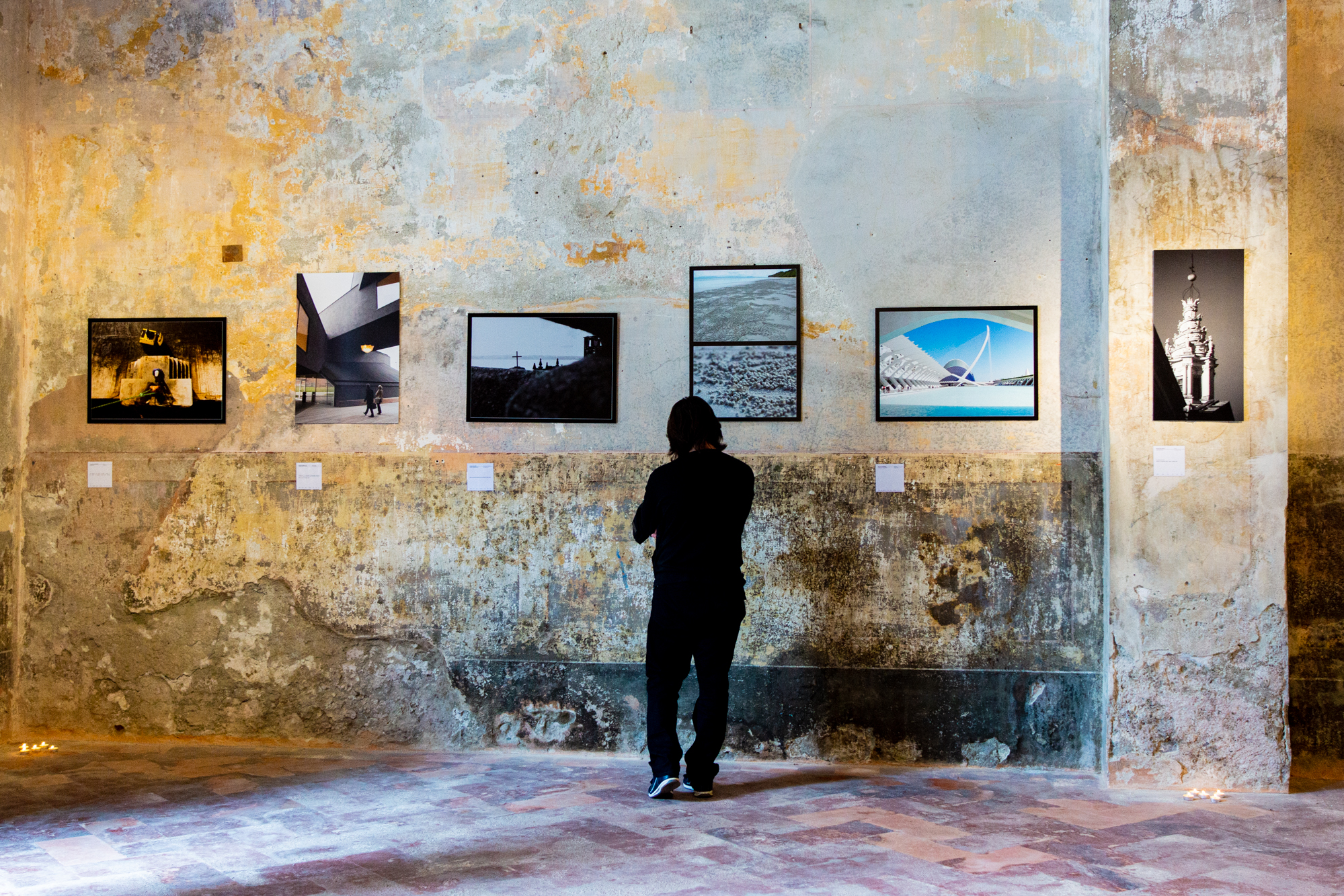 Tra immagini, colori e intonaco scrostato.... di mariateresatoledo