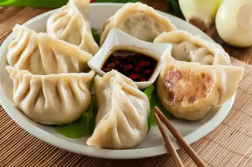 Veg Fried Momos (8 Pcs)