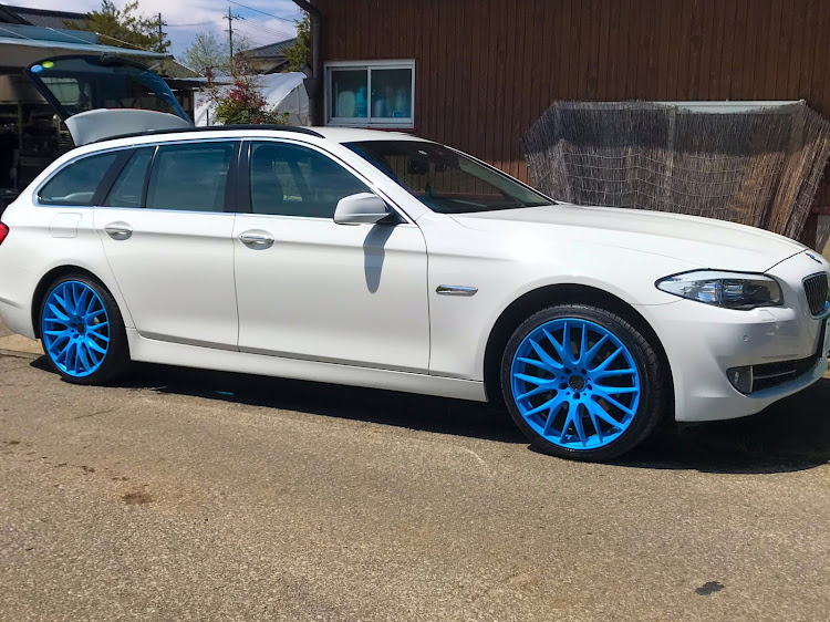 523i ﾊｲﾗｲﾝのホイール塗装DIYに関するカスタム事例の投稿画像1枚目