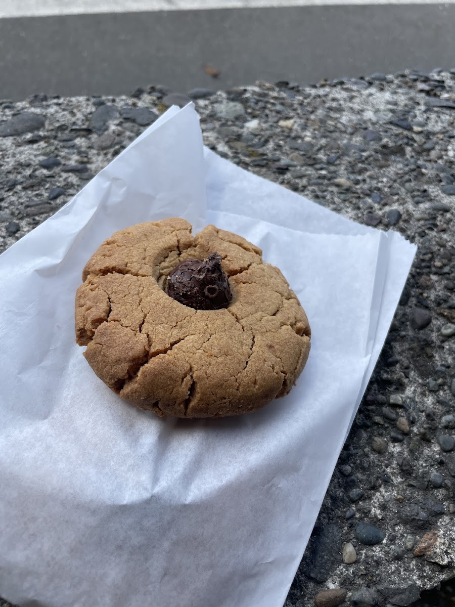 Delicious gluten free peanut butter kiss cookies!