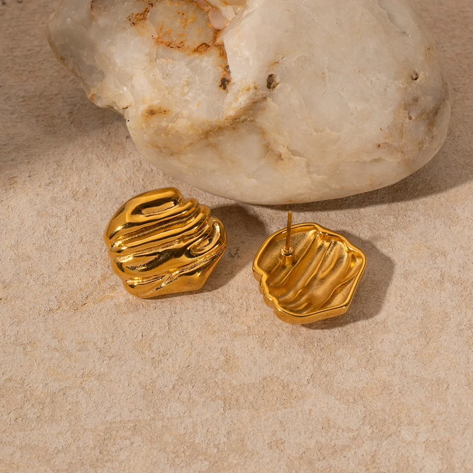 Pendientes con textura de roca de acero inoxidable chapado en oro de 18k. Elegancia duradera y estilo único para realzar tu look diario.