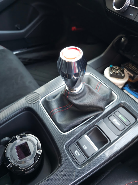 シビックのシビック FL1・シフトノブ交換に関するカスタム事例の投稿画像3枚目