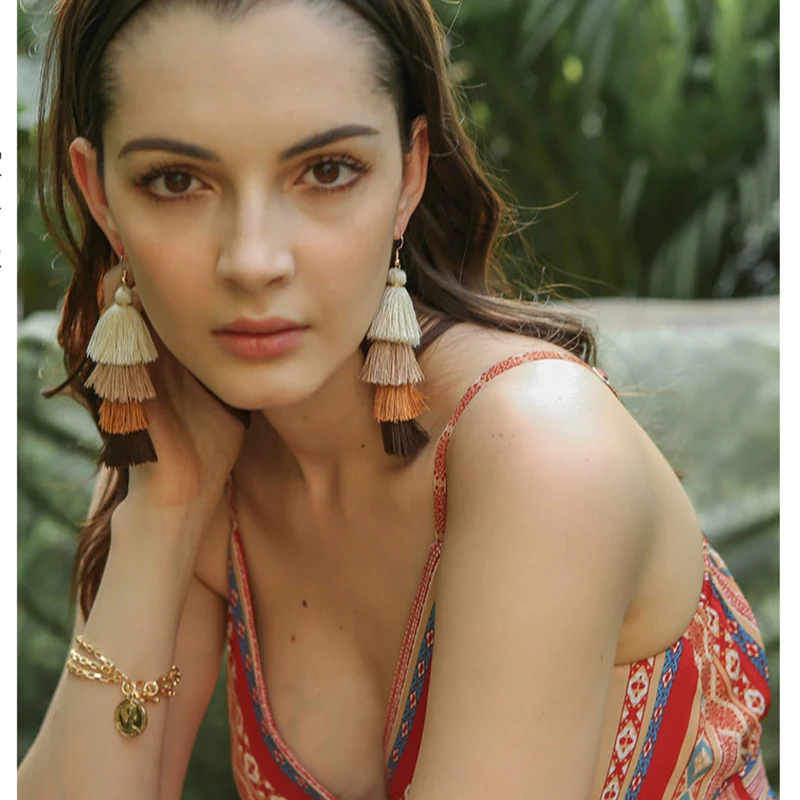 Boucles d'oreilles à pompons multicouches pour femmes, élégantes et accrocheuses. Ajoutez du mouvement et du style à votre look quotidien ou de soirée.