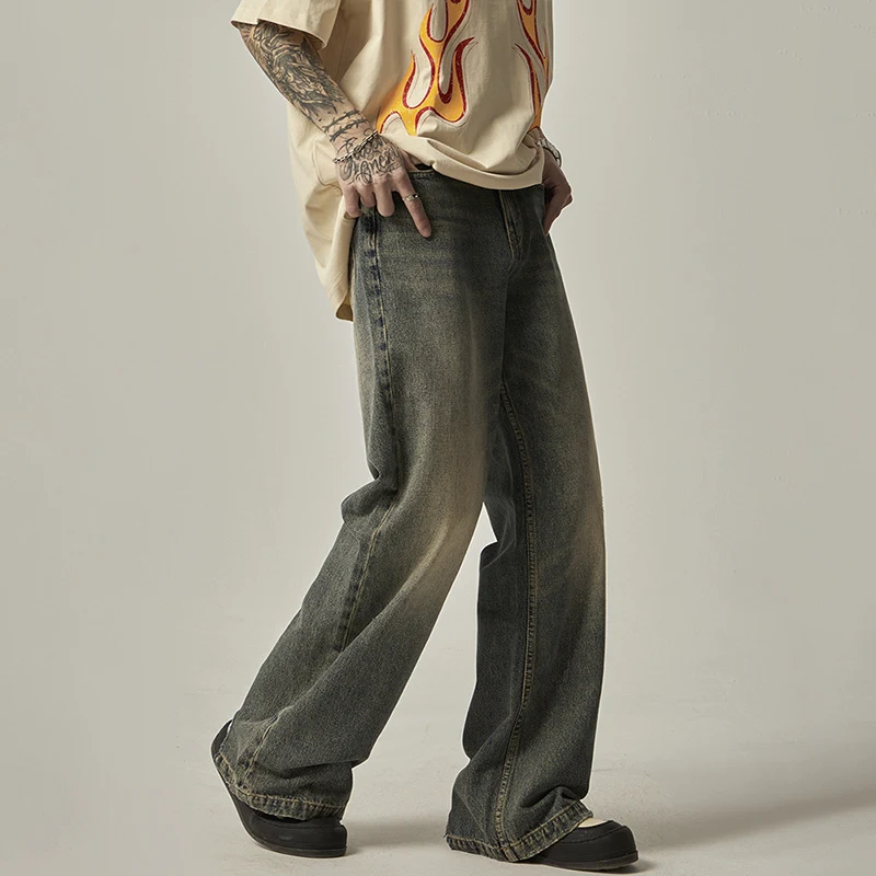 Gerade geschnittene, locker sitzende Hose mit weitem Bein für stilvollen Komfort. Vielseitig einsetzbar, perfekt für einen lässigen Look.