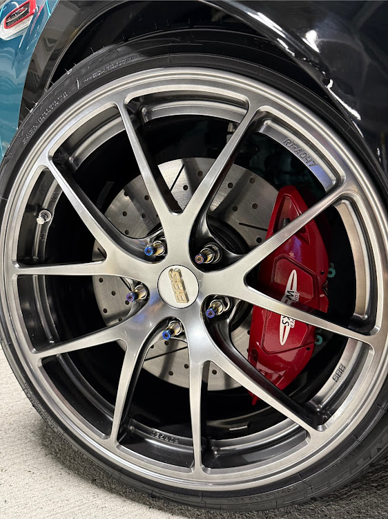 ミニジョンクーパーワークスのBBS・RI-A・夏仕様に変更・立体駐車場盛れる？・サンダアボルトチタニウムに関するカスタム事例の投稿画像5枚目