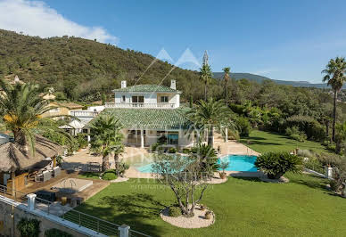 Villa avec piscine et terrasse 1