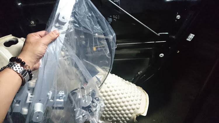 H2のレギュレーター交換・ハマーH2・パワーウィンドウ故障・DIY作業・HUMMERに関するカスタム事例の投稿画像2枚目