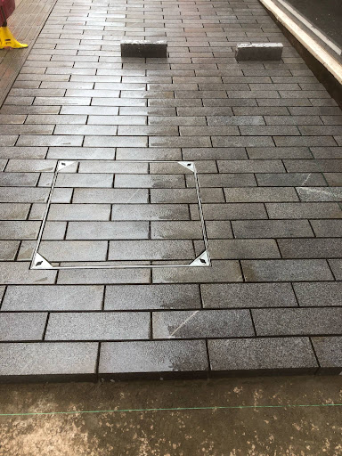 Precision paving with concealed access.
This sleek, symmetrical slab layout includes a perfectly integrated inspection chamber — proving that functionality doesn’t have to compromise on finish.