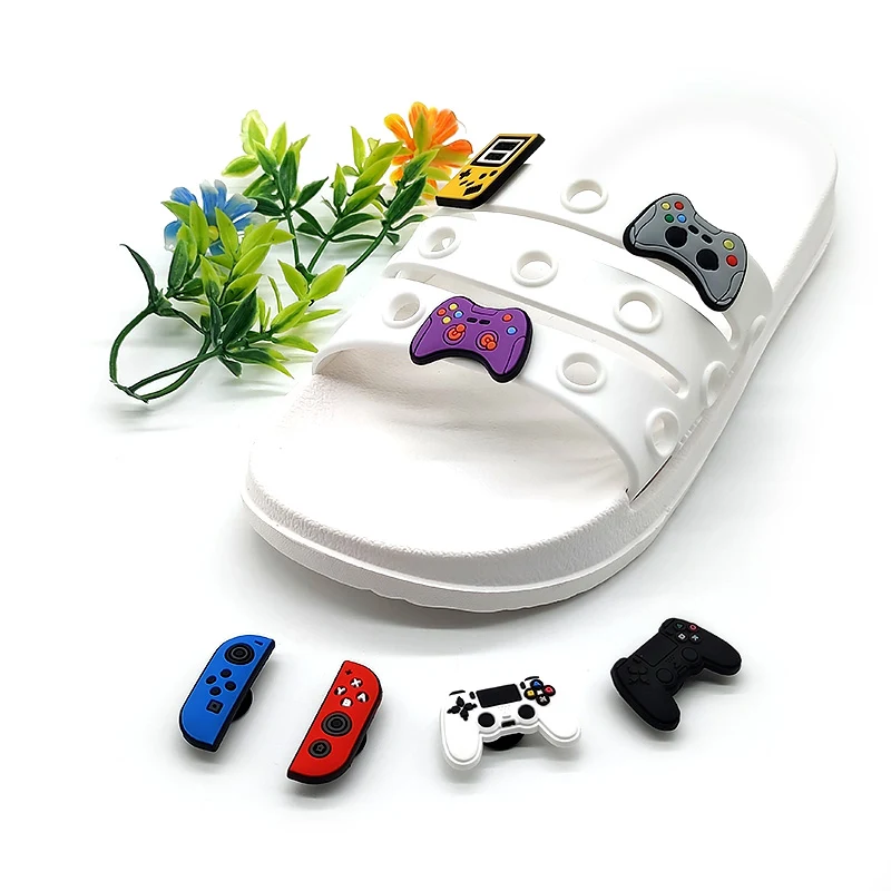 Title 2, Casual sandalen in gamecontroller-stijl met blo...