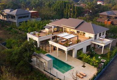 Villa avec piscine et terrasse 1