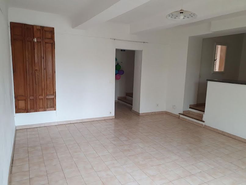 Location  appartement 3 pièces 79 m² à Villelaure (84530), 700 €