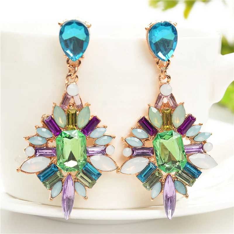 Boucles d'oreilles pendantes classiques de mode européenne et américaine avec pierres précieuses. Un accessoire élégant pour rehausser votre style.