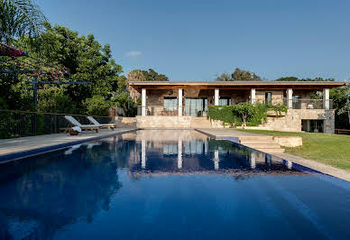 Maison avec piscine et jardin 10